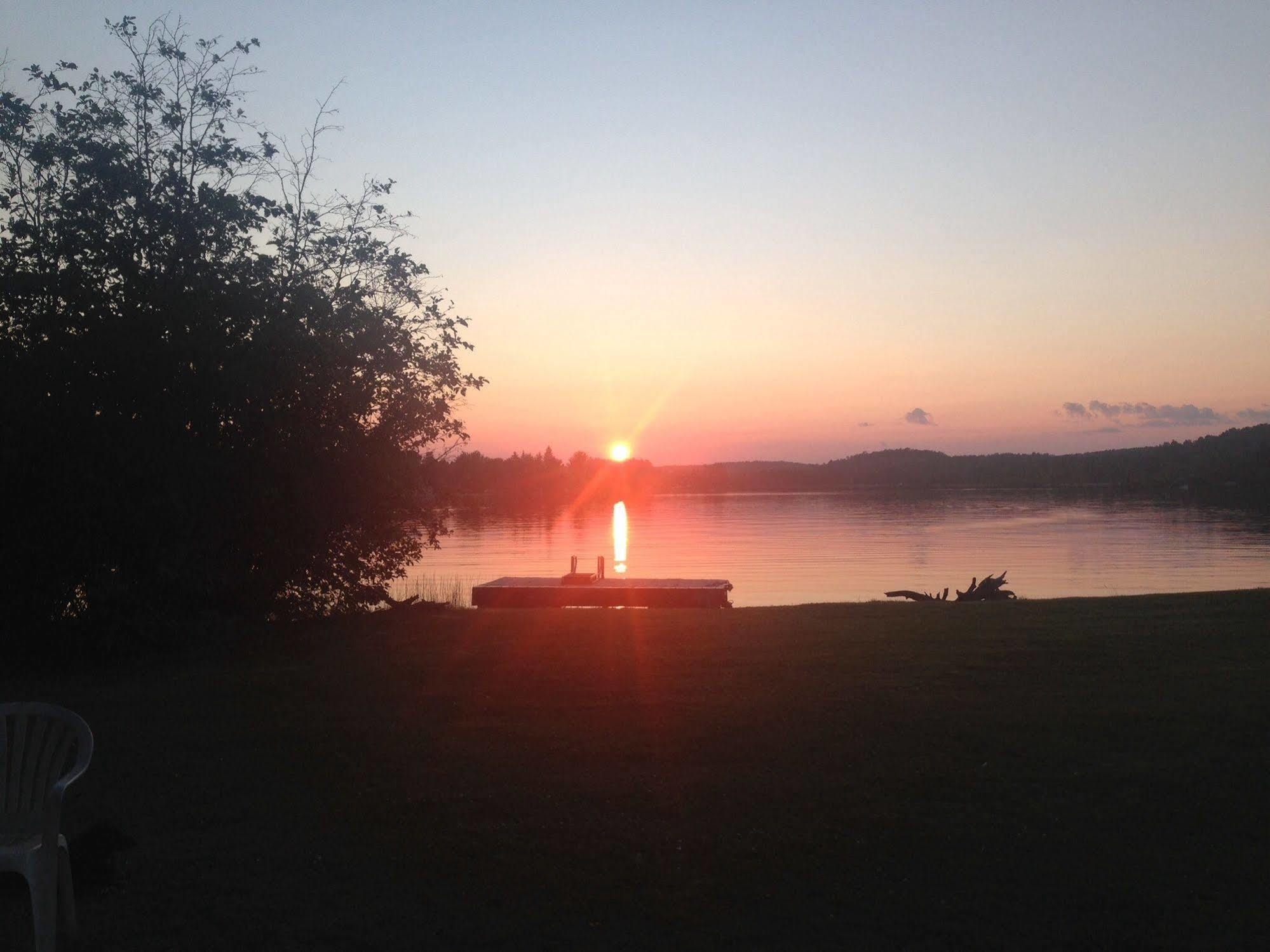 Madawaska Algonquin'S Edge Resort מראה חיצוני תמונה